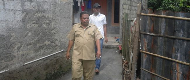 Kades sukamatri saat meninjau jalan lingkungan