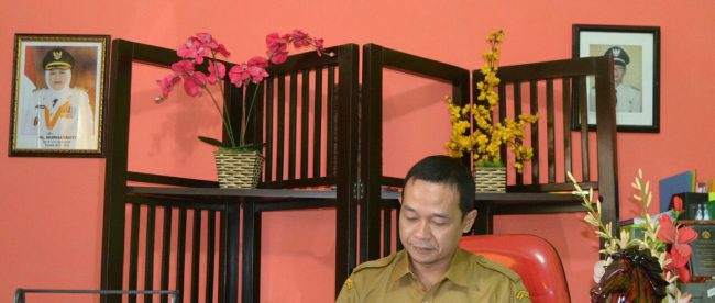 Kades Cikeas Ervan Sulaeman di kantornya, Selasa 1/11 (dok. KM)