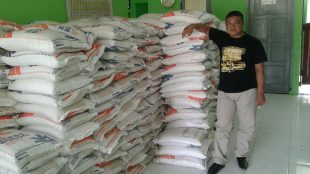 Kades Kotabatu Abdul Rahman Firdaus dengan raskin yang akan disalurkan di desanya (dok. Budi/KM)