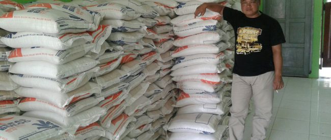 Kades Kotabatu Abdul Rahman Firdaus dengan raskin yang akan disalurkan di desanya (dok. Budi/KM)