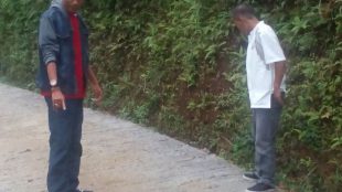 Kades Puraseda, Agus Nurmawan, meninjau pekerjaan pengecoran jalan desa (dok. KM)