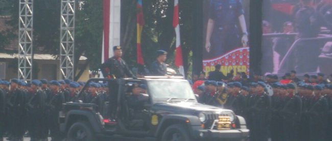 Kapolri Jenderal Pol. Tito Karnavian sedang cek pasukan saat HUT Brimob ke-71 di Mako Korps Brimob Kelapa Dua, Depok Senin 14/11 (dok. Mugi/KM)