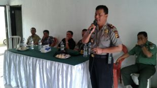 Kapolsek Tamansari, Iptu Nurhidayat sat menyampaikan pesannya pada rapat minggon desa Sukajaya (dok. KM)