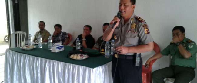Kapolsek Tamansari, Iptu Nurhidayat sat menyampaikan pesannya pada rapat minggon desa Sukajaya (dok. KM)