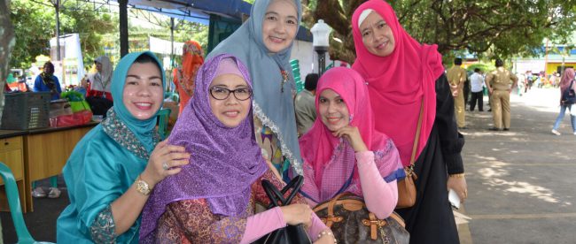 (kedua dari kiri) Ketua komite sekolah Al-Madinah, Cibinong, Elfa Juita (dok. Irfan/KM)