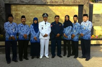 Lurah Cibadak, Deden Supena, bersama stafnya (stock)
