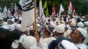 Massa pendemo berkumpul di depan Masjid Istiqlal (dok. Arnadi/KM)