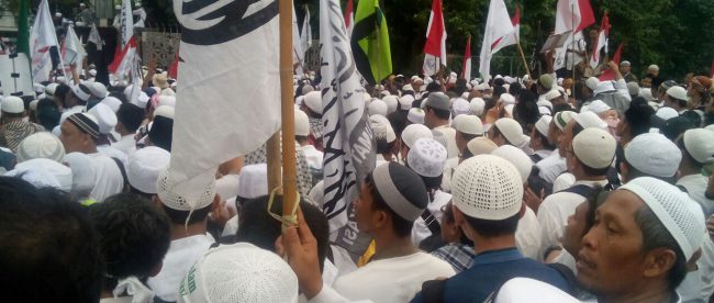 Massa pendemo berkumpul di depan Masjid Istiqlal (dok. Arnadi/KM)