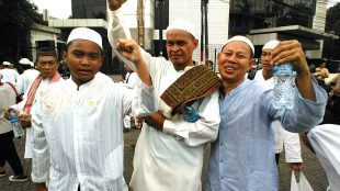 Beberapa peserta demo yang berjalan dari Kwitang (dok. KM)