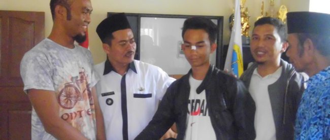 Mediasi antara dua warga yang bertikai di kantor kepala desa Rancapaku, Tasikmalaya, bersama kades Abdul Holik (kedua dari kiri) (dok. KM)