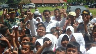 Mentan Amran Sulaiman berfoto dengan anak-anak saat meluncurkan program IB untuk ternak sapi se-Indonesia di Bogor, 15/11 (dok. KM)