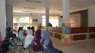Masyarakat sedang mengantri untuk mendapat pelayanan di kantor pemerintahan di Kabupaten Bogor (dok. Irfan/KM)