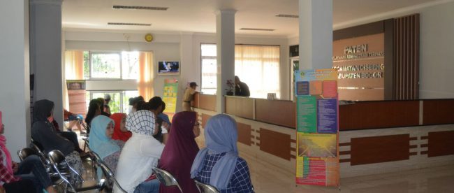 Masyarakat sedang mengantri untuk mendapat pelayanan di kantor pemerintahan di Kabupaten Bogor (dok. Irfan/KM)