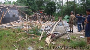 Pembongkaran bangunan yang tidak berizin oleh Pol PP (dok. Irfan/KM)