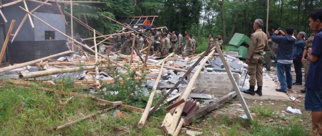 Pembongkaran bangunan yang tidak berizin oleh Pol PP (dok. Irfan/KM)