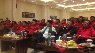 Petinggi PDIP Banten dengan Cawagub Banten Embay Syarif di raker PDIP kota Tangerang, Senin 14/11 (dok. Indra/KM)