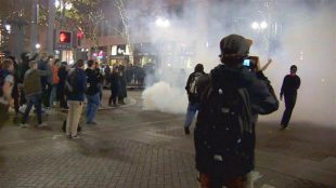 Aparat kepolisian melepaskan tabung asap untuk membubarkan protes anti-Trump di kota Portland, Oregon, pada Kamis malam 10/10 (dok. KATU)