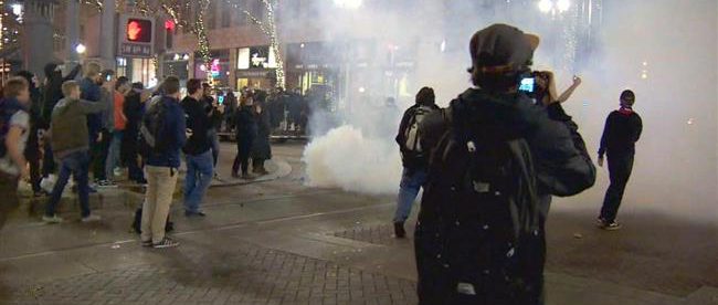 Aparat kepolisian melepaskan tabung asap untuk membubarkan protes anti-Trump di kota Portland, Oregon, pada Kamis malam 10/10 (dok. KATU)