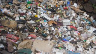 Tumpukan sampah di kali Harun, kecamatan Pondok Melati, Kota Bekasi (dok. Mugi/KM)