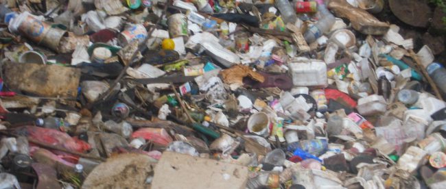 Tumpukan sampah di kali Harun, kecamatan Pondok Melati, Kota Bekasi (dok. Mugi/KM)
