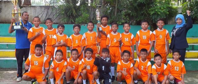 Tim futsal dari SDN 07 Pagi Cilandak Barat yang menjuarai turnamen futsal tingkat kecamatan (dok. Indra/KM)