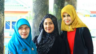 Kiri - kanan,sekretaris sekolah(Herlina),kepala sekolah(Jumiyati) dan Ketua komite sekolah(Elfa Juita) (dok. Irfan/KM)