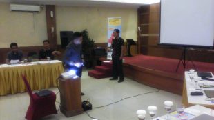 Direktur PT Naufal, Abas, saat memberikan presentasi di hadapan Asosiasi HRD Sukabumi (dok. KM)