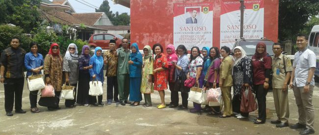 Rombongan dari Kementerian PPPA serta Pemkab Bogor saat berkunjungke Desa Sukaharja, Cijeruk Senin 31/10 (dok. KM)