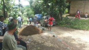 Warga Rumpin gotong royong melakukan perbaikan tanjakan Paranji (dok. Irfan/KM)