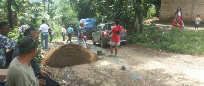 Warga Rumpin gotong royong melakukan perbaikan tanjakan Paranji (dok. Irfan/KM)