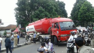 Truk tangki Pertamina bergerak sendiri tanpa pengemudi dan merusak pembatas jalan di bilangan Panaragan, kota Bogor 14/11 (dok. Jamil/KM)