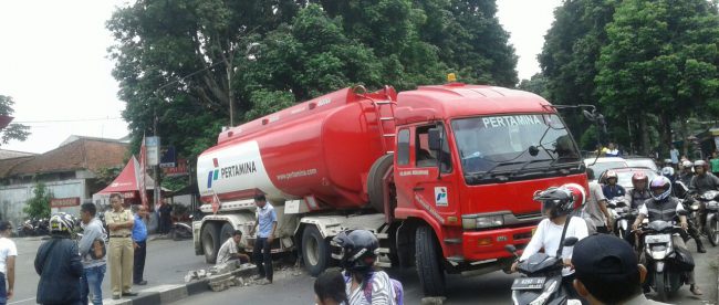 Truk tangki Pertamina bergerak sendiri tanpa pengemudi dan merusak pembatas jalan di bilangan Panaragan, kota Bogor 14/11 (dok. Jamil/KM)