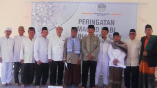 Pengurus Masjid Al-Muqorrobin bersama Lurah Tugu dan penceramah usai acara peringatan Maulid Nabi, Snin 12/12 (Dok. Gie/KM)