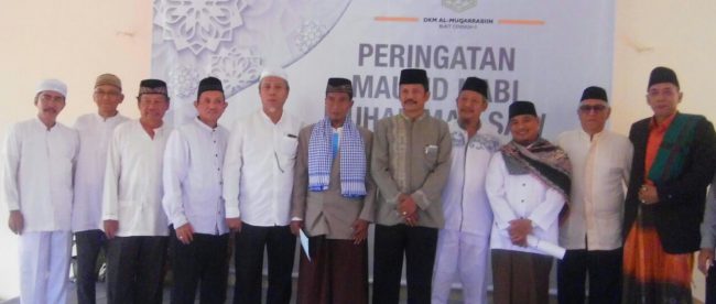 Pengurus Masjid Al-Muqorrobin bersama Lurah Tugu dan penceramah usai acara peringatan Maulid Nabi, Snin 12/12 (Dok. Gie/KM)