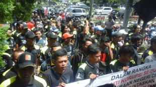 Massa Aksi AMPB Demo Mapolresta dan Kejari Bogor tuntut penyelesaian sejumlah kasus korupsi yang terjadi di kabupaten Bogor, yang bertepatan dengan Hari Anti Korupsi Sedunia, Jumat 9/12 (dok. Dian/KM)