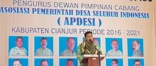 Bupati Cianjur Irvan Rivano saat memberikan sambutan pada pelantikan pengurus APDESI 2016-2021(dok. KM)