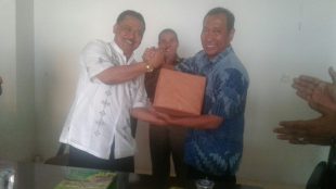 Dace Supriyadi (kiri) bersalaman dengan ketua PERTINA 2016-2019 Joko Pitoyo (dok. KM)
