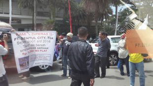 Sejumlah warga Sentul City berunjuk rasa di depan kantor pemasaran perumahan tersebut, Sabtu 10/12 (dok. KM)