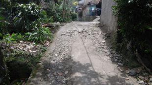 Kondisi jalan di Gang Duren, RT01/03 Desa Tamansari, Kecamatan Tamansari, Bogor (dok. KM)