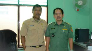 Kades Limus Nunggal, Cileungsi, Ardi, bersama Sekdes (dok. Irfan/KM)