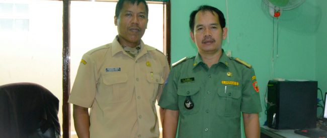 Kades Limus Nunggal, Cileungsi, Ardi, bersama Sekdes (dok. Irfan/KM)