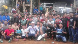 Tim Fortuna bersama Kapolsek Tamansari Hidayat,kepala desa Sukaluyu Syarif. dan sebagian panitia (dok. KM)