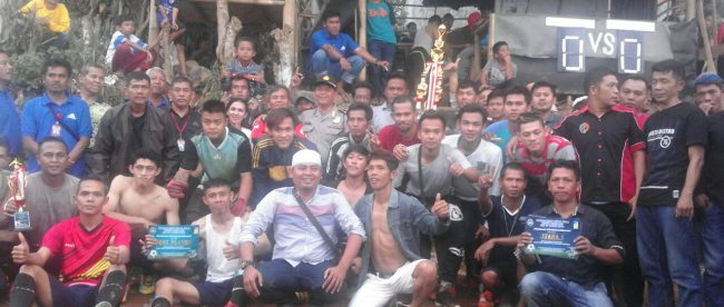 Tim Fortuna bersama Kapolsek Tamansari Hidayat,kepala desa Sukaluyu Syarif. dan sebagian panitia (dok. KM)