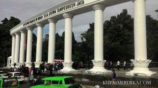 Lawang Salapan, ikon baru kota Bogor di seberang Tugu Kujang. (dok. Jamil/KM STOCK)