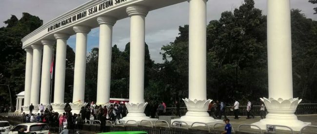 Lawang Salapan, ikon baru kota Bogor di seberang Tugu Kujang. (dok. Jamil/KM STOCK)