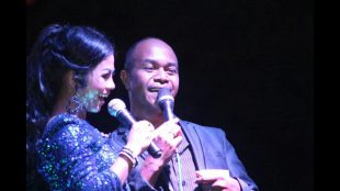 Lia Callia (kiri) saat membawakan lagu di panggung (dok. KM)