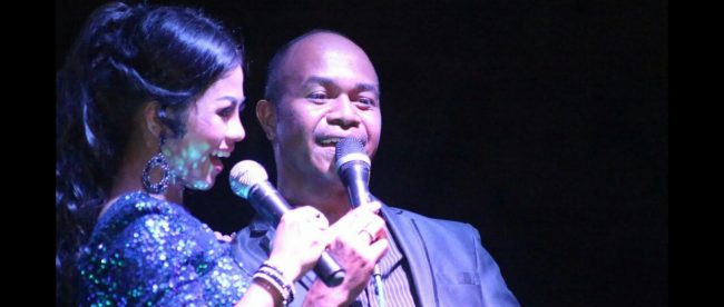 Lia Callia (kiri) saat membawakan lagu di panggung (dok. KM)