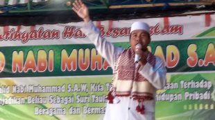 Penceramah Ust. Iwan Ibnu Khaldun saat memberikan tausiah pada perayaan Maulid Nabi di SMPN 16 Depok, Rabu 21/16 (dok. KM)