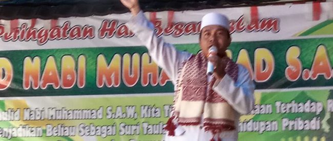 Penceramah Ust. Iwan Ibnu Khaldun saat memberikan tausiah pada perayaan Maulid Nabi di SMPN 16 Depok, Rabu 21/16 (dok. KM)