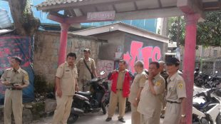 Kades Sukamantri (kedua dari kanan) dan sejumlah staf kades dan staf kecamatan Tamansari, Bogor (dok. KM)
